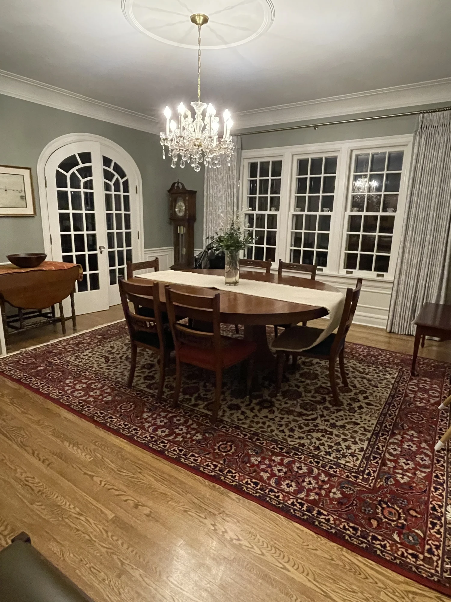 Choosing the Right Rug Size for a Dining Room